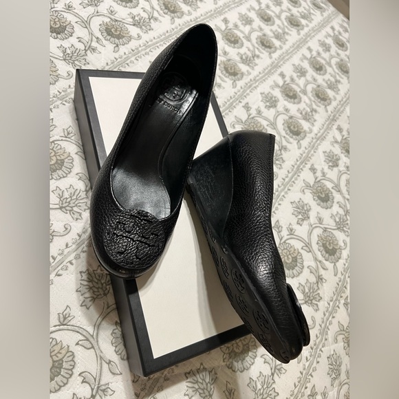 TORY BURCH SALLY WEDGE/PUMPS TUMBLED LEATHER BLACK SIZE 6 US – RETAIL $325.00 - Picture 4 of 12